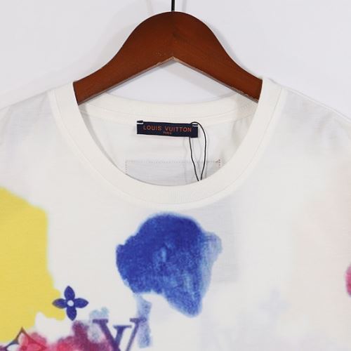 2022新作 ラウンドネック 半袖Tシャツ プリント カラーラインナップ ルイ ヴィトンスーパーコピー 収縮性のある 希少価値大！2色可選