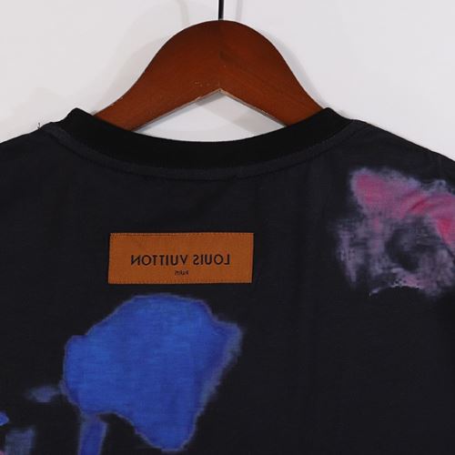 2022新作 ラウンドネック 半袖Tシャツ プリント カラーラインナップ ルイ ヴィトンスーパーコピー 収縮性のある 希少価値大！2色可選
