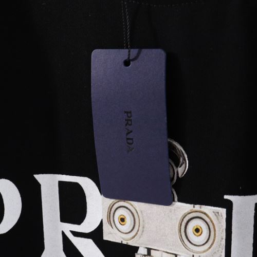 カッコいい印象を付ける プラダスーパーコピー 激安 収縮性のある プラダ PRADA 2022新作 Tシャツ 希少価値大！ラウンドネック 2色可選
