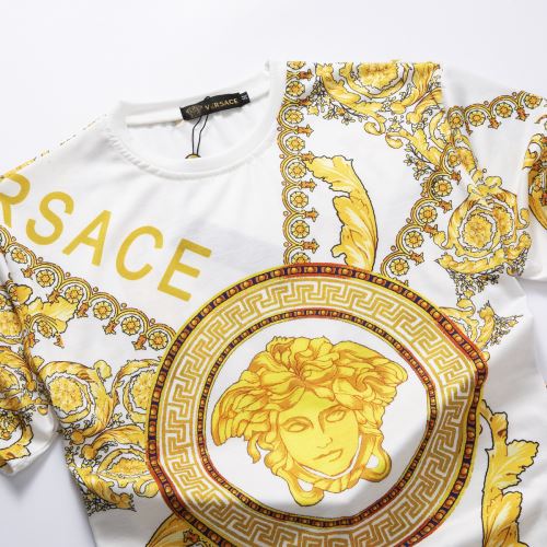 2色可選 カッコいい印象を付ける ヴェルサーチ偽物ブランド 今買い◎得 ヴェルサーチVERSACE 2022新作 Tシャツ 柔らかい手触り