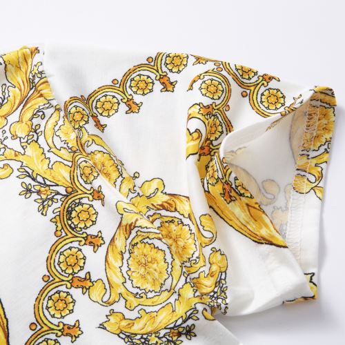2色可選 カッコいい印象を付ける ヴェルサーチ偽物ブランド 今買い◎得 ヴェルサーチVERSACE 2022新作 Tシャツ 柔らかい手触り