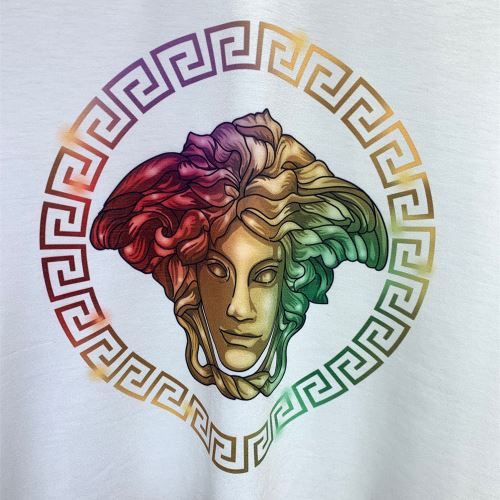 デザイン性の高い ラウンドネック 収縮性のある 2022新作 バリエーションに富む ヴェルサーチスーパーコピー 代引 半袖Tシャツ ヴェルサーチVERSACE