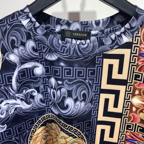 バリエーションに富む レジャー 2022新作 半袖Tシャツ 着回し度抜群 ヴェルサーチスーパーコピー 個性的なデザ