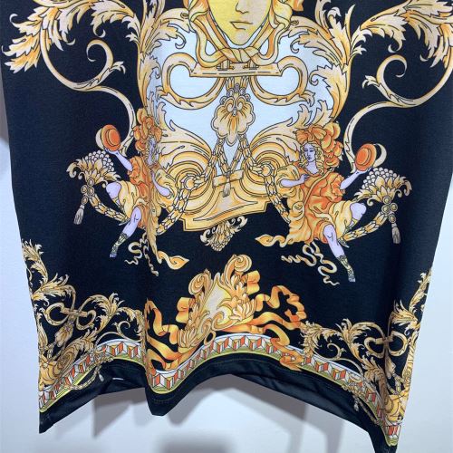 自分らしいスタイリング 薄手 半袖Tシャツ 乾きやすい ヴェルサーチスーパーコピー 魅力ファッション 2022新作