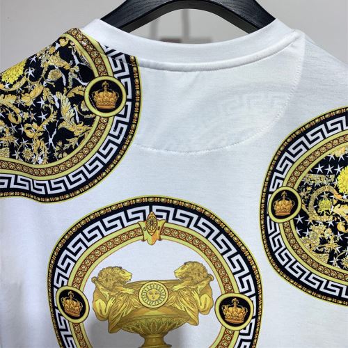 半袖Tシャツ ヴェルサーチスーパーコピー 激安 ラウンドネック 2022新作 今一番HOTな新品 ラックスした雰囲気