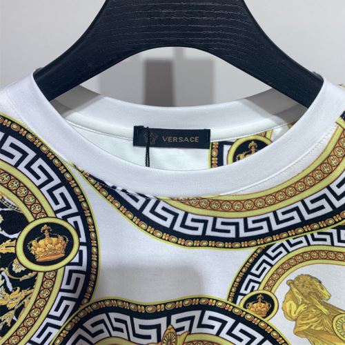 半袖Tシャツ ヴェルサーチスーパーコピー 激安 ラウンドネック 2022新作 今一番HOTな新品 ラックスした雰囲気