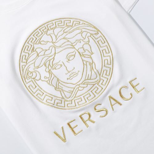 自分らしいスタイリング 2022新作 ヴェルサーチコピー 海外セレブ愛用 Tシャツ 2色可選 細身のシルエット