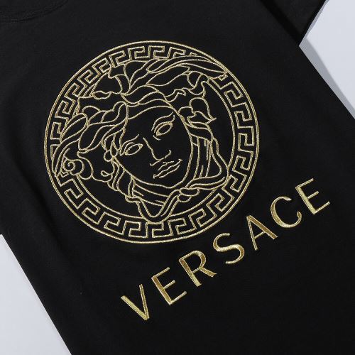 自分らしいスタイリング 2022新作 ヴェルサーチコピー 海外セレブ愛用 Tシャツ 2色可選 細身のシルエット