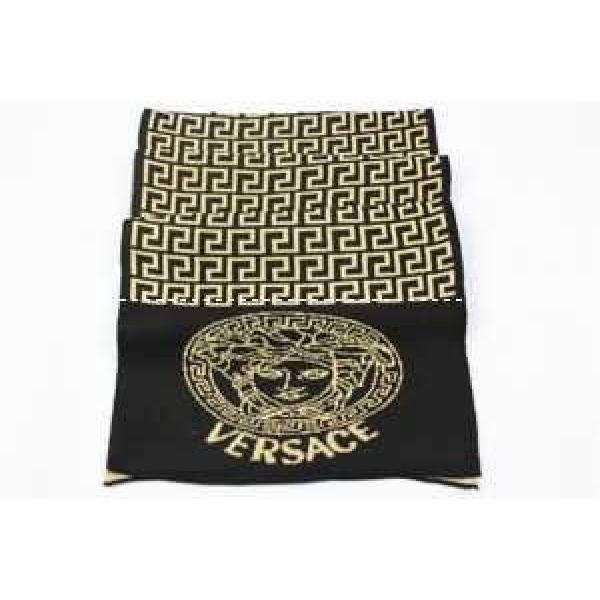 贈り物にも◎ 2026-14秋冬 新作登場 VERSACE ヴェルサーチ マフラー