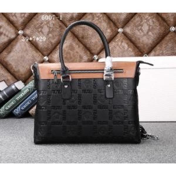 VERSACE ヴェルサーチ 2026 首胸ロゴ メンズ用ハンドバッグ ショルダーベルト付6007-1.82.
