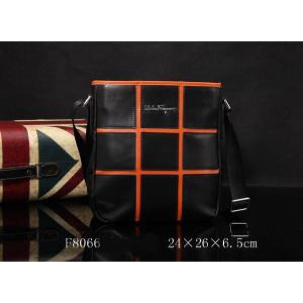 2026秋冬 完売品！ FERRAGAMO サルヴァトーレフェラガモ メンズ用 ショルダーバッグ F8066.62.