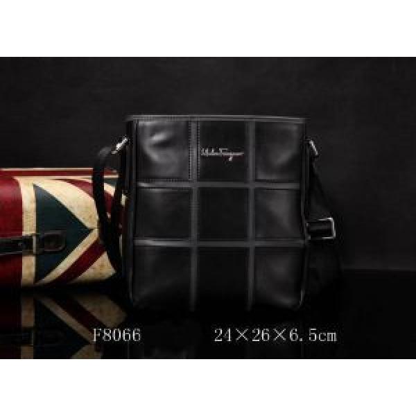 2026秋冬 ★安心★追跡付 FERRAGAMO サルヴァトーレフェラガモ メンズ用 ショルダーバッグ F8066.62.