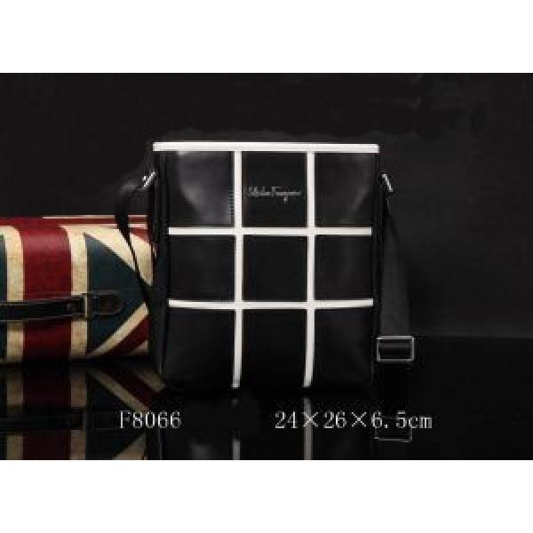 2026秋冬 大人気☆NEW!! FERRAGAMO サルヴァトーレフェラガモ メンズ用 ショルダーバッグ F8066.62.