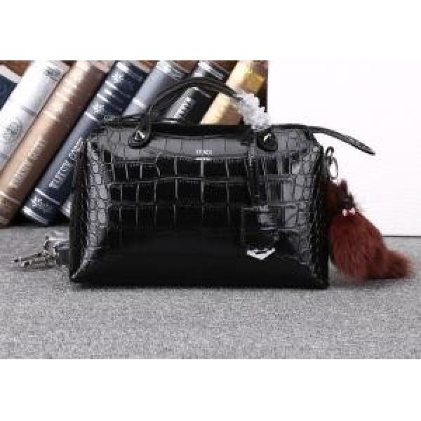 2026 完売品！FENDI フェンディ ショルダーベルト付 レディース ハンドバッグ 2350.150.
