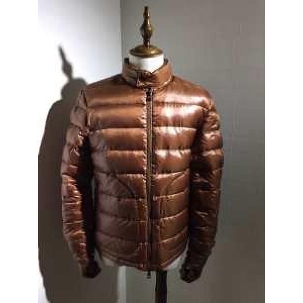 ファション性の高い 2026 MONCLER モンクレール ダウンジャケット 優しくボーディを包んでくれる
