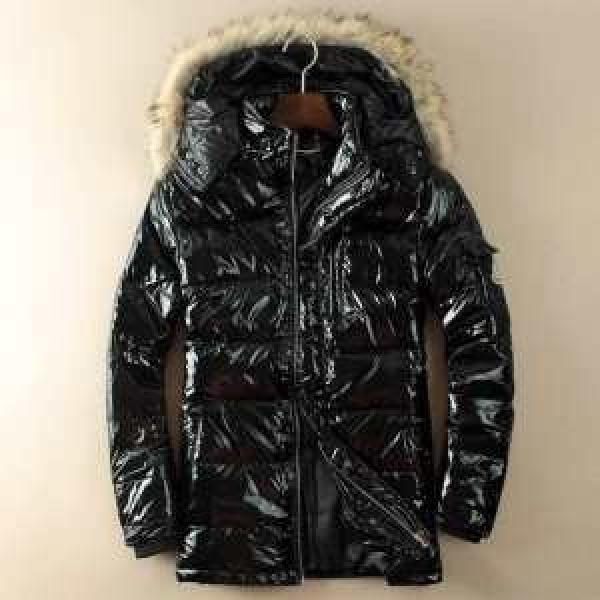 ムダな装飾を排したデザイン  2025 MONCLER モンクレール ダウンジャケット