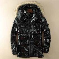 ムダな装飾を排したデザイン  2026 MONCLER モンクレール ダウンジャケット