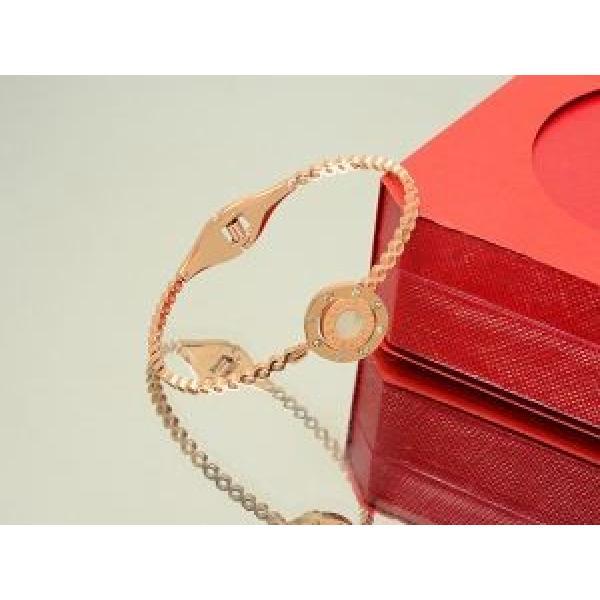 スタイリッシュなBVLGARI ブルガリ 印象的な手元を演出してくれるバングル.229.