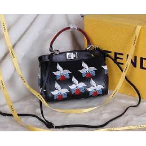 人気　首胸ロゴ 2025春夏 FENDI フェンディ 手持ち&ショルダー掛け.150.