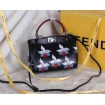 人気　首胸ロゴ 2025春夏 FENDI フェンディ 手持ち&ショルダー掛け.150.