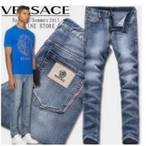 人気商品　2026春夏 VERSACE ヴェルサーチ 存在感◎ 裾にかけて細くなるテーパード加工 デニムパンツ