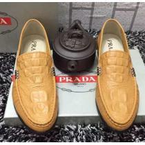上質なレザー独特の光沢感 PRADA プラダ カジュアルシューズ