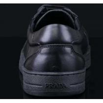 ムダな装飾を排したデザイン 2026 PRADA プラダ フラットシューズ 軽量で疲れにくい