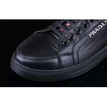 ムダな装飾を排したデザイン 2026 PRADA プラダ フラットシューズ 軽量で疲れにくい