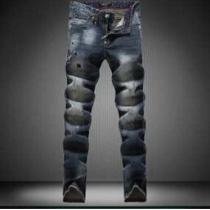 存在感を発揮する 2026 PHILIPP PLEIN フィリッププレイン 印象的なダメージデニム 