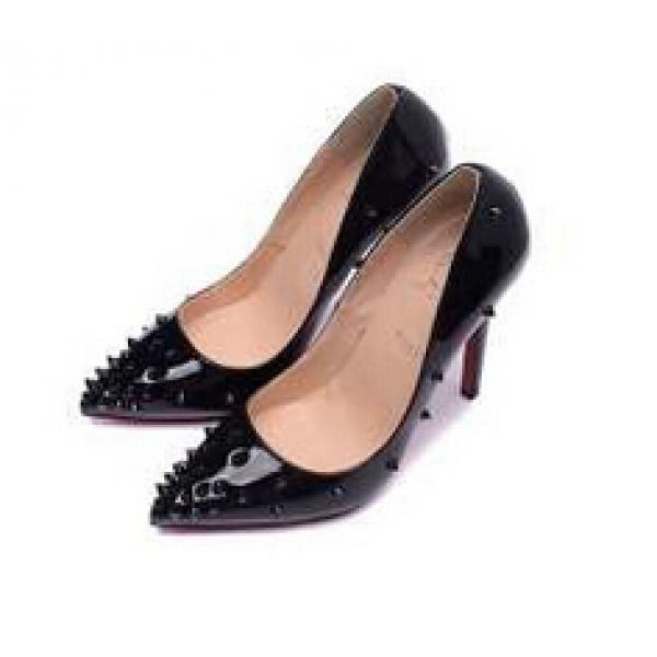 上品な雰囲気が漂う　 2026 Christian Louboutinクリスチャンルブタン 洗練されたパンプス
