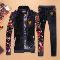 伸縮性に優れ　2026秋冬 VERSACE ヴェルサーチ 肌触りが心地よく　セットアップ上下 2色可選