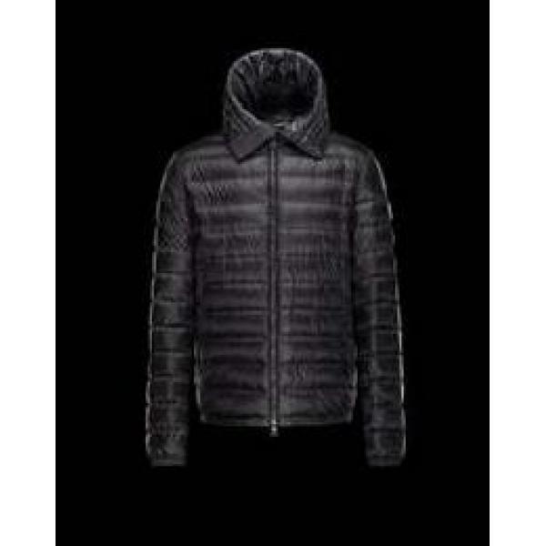 軽量で保温性に 2026秋冬 MONCLER モンクレール 満点　ダウンジャケット 