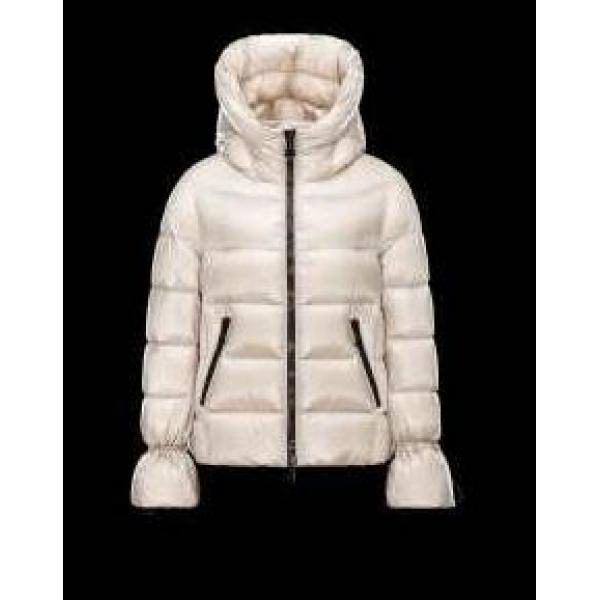上品な雰囲気漂い　 2026秋冬 MONCLER モンクレール 格安　ダウンジャケット