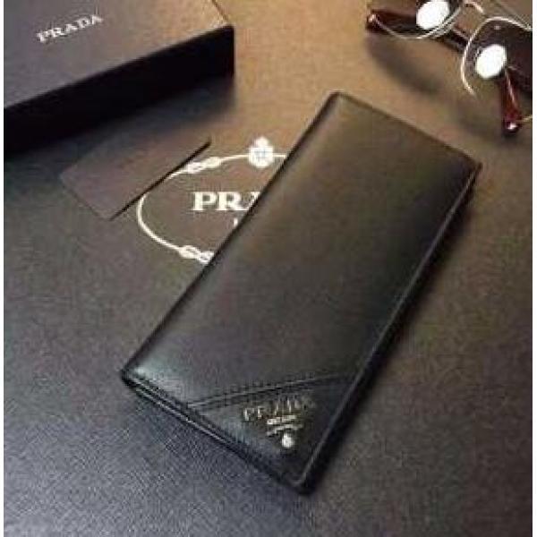 高級感のあるデザイン　秋冬 prada プラダ　収納できる 二つ折り財布 .158.