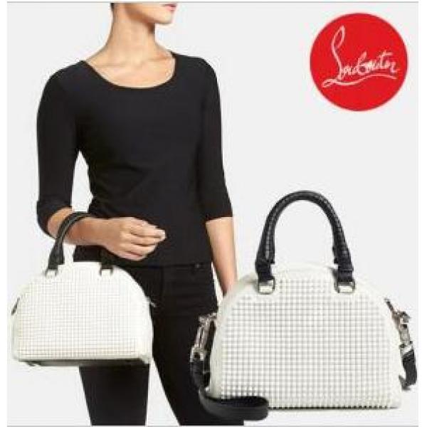 お買い得　クリスチャン ルブタン　 Christian Louboutin　優しい肌触りの良いスタッズドームサッチェルバッグ　ホワイト .96.