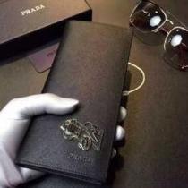 目立つ　秋冬 prada プラダ　飽きのこないモデル　 二つ折り財布.158.