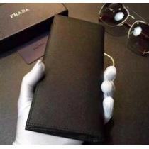 目立つ　秋冬 prada プラダ　飽きのこないモデル　 二つ折り財布.158.