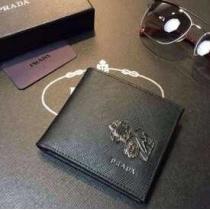 実用性が備わった 秋冬 prada プラダ 抜群の収納力　短財布 .158.
