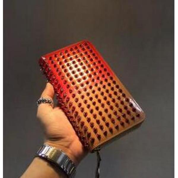 実用的なアイテム　クリスチャン ルブタン　 使い勝手の良い長財布 ラウンドジップ  レッドピンク.473.