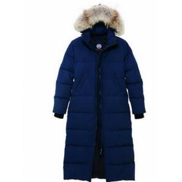 細身に見せてくれるアイテム　CANADA GOOSE/カナダグース　女性のダウンジャケット.