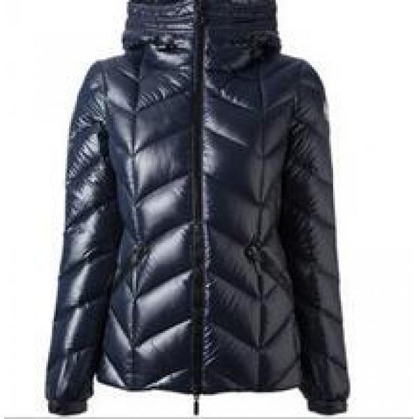 シンプルなデザイン　MONCLER モンクレール　快適に ダウンコート.