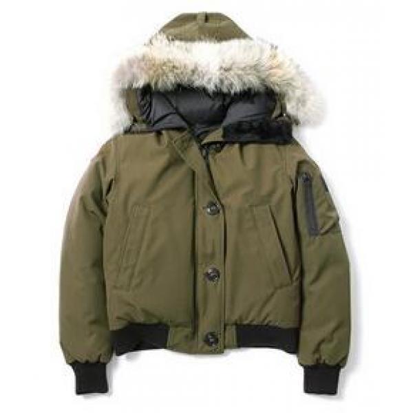 おしゃれでシンプルで　CANADA GOOSE　抜群なデザイン　ダウンコート.