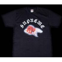 大人っぽい印象シュプリーム サスタッチゴールドフィッシュ　相性も抜群 Tシャツ　ブラック.
