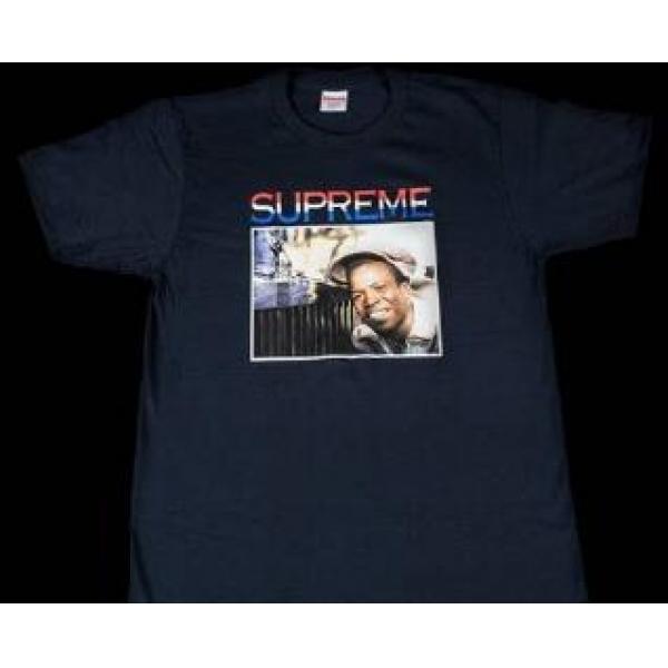 配色が魅力シュプリーム バーリントン・リーヴィ イングリッシュメンTシャツ	ネイビー.