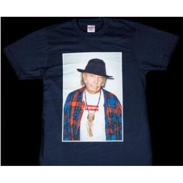 時代感には欠かせないSupreme シュプリーム　デザイン性の高いTシャツ　ネイビー .