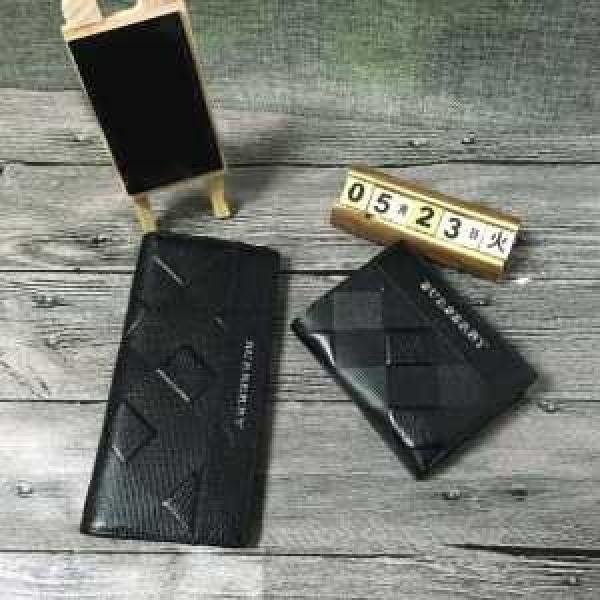 ムダな装飾を排したデザイン  2026 バーバリーBURBERRY  長財布 二つ折り財布 8004.156.