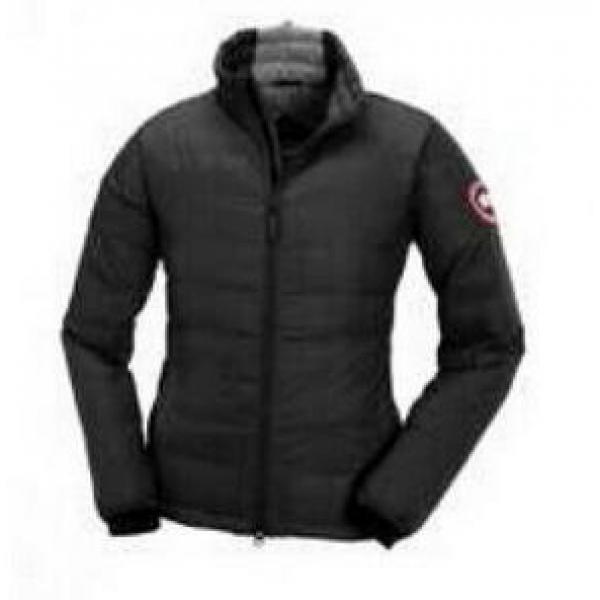 保温効果も抜群のCanada Goose 厚手の生地で好印象があるダウンジャケット.