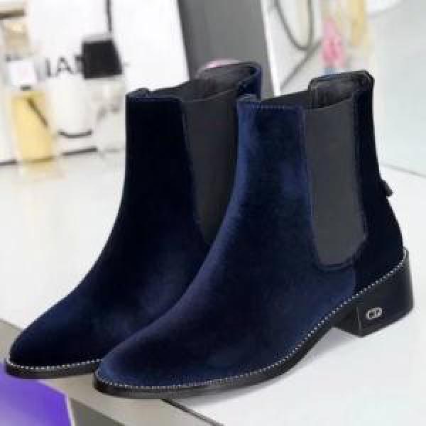 デザイン性の高い ディオールDIOR  上品な雰囲気を醸すブーツ