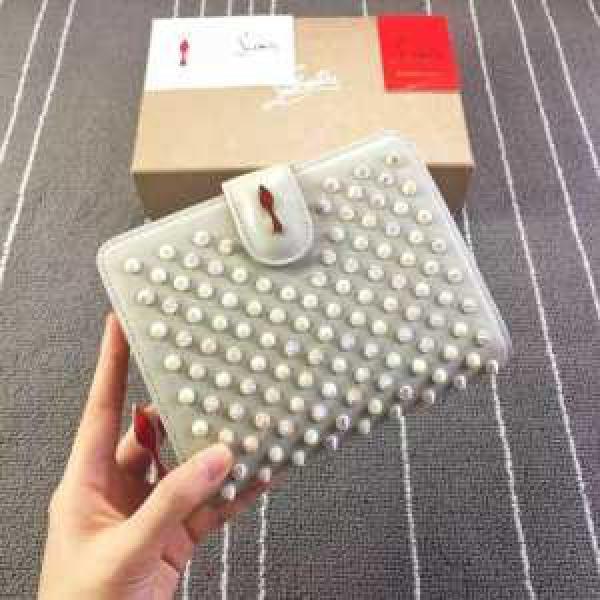 スタイリッシュな印象 クリスチャンルブタンChristian Louboutin 収納性が高い二つ折り財布.473.