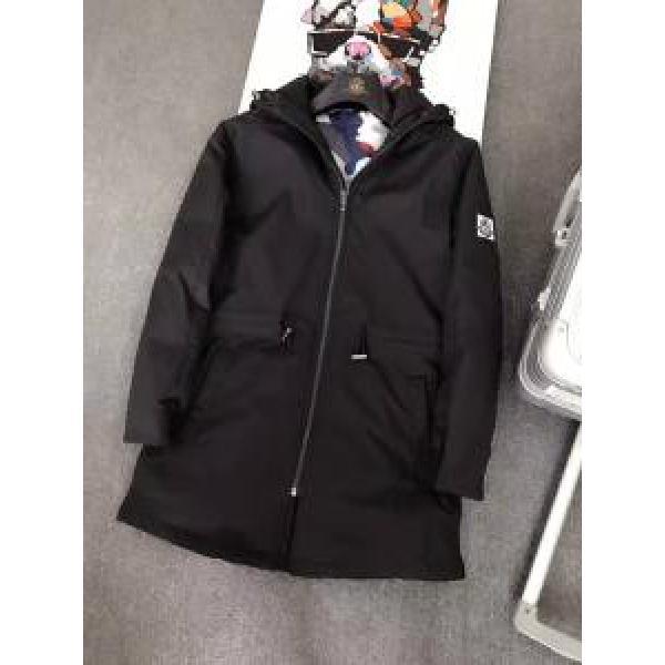 適度に光沢感のあるMONCLER モンクレール 保温効果は抜群 ダウンジャケット
